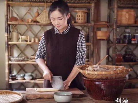 Bỏ phố về quê chăm sóc cha, cô gái thành vlogger nổi tiếng nhờ tài nấu ăn