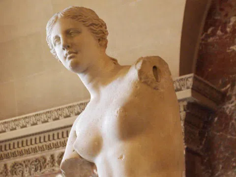 Vì sao tượng thần Vệ Nữ Milo cụt cả hai tay?