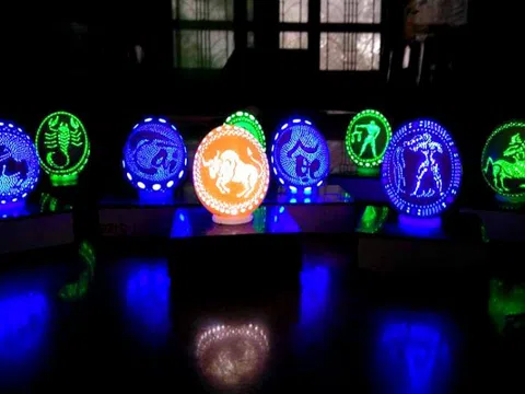 Chàng trai trẻ “thổi hồn” vào vỏ trứng
