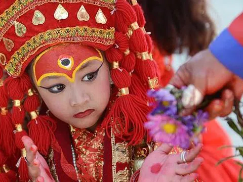 Ở nước nào, bé gái được chọn làm “thánh nữ đồng trinh“?