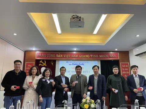 Báo Kinh tế & Đô thị trao thẻ nhà báo cho phóng viên, biên tập viên