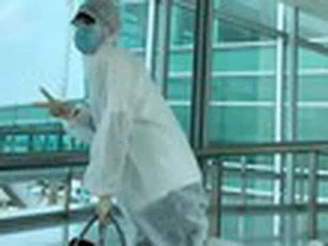 Full set đồ bảo hộ ra sân bay, trai xinh gái đẹp tự tin khoe dáng