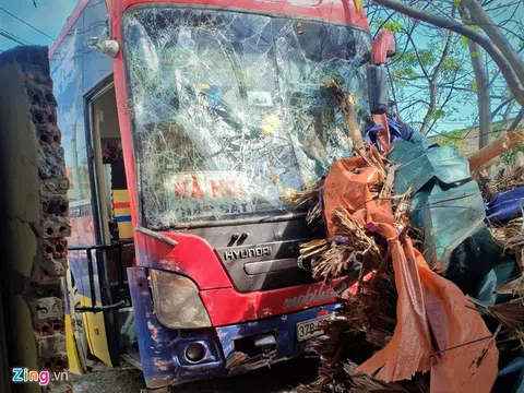 Tránh trâu trên quốc lộ, xe giường nằm lao vào nhà dân