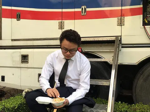 Hình ảnh hậu trường ăn uống vội vàng của nam MC VTV khiến khán giả vừa bất ngờ, vừa xót xa