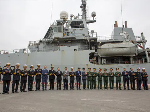 Tàu Hải quân Hoàng gia Anh HMS Enterprise tới thăm Việt Nam.