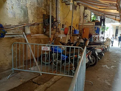 Người dân bức xúc về bãi xe "dã chiến" trên phố Yên Ninh (Quán Thánh, Ba Đình, Hà Nội)