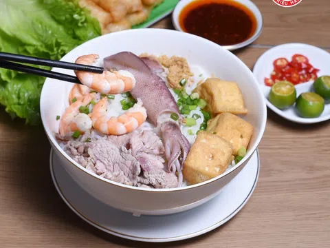 Bún riêu hải sản Vương Thủy đặc biệt theo cách riêng của mình.