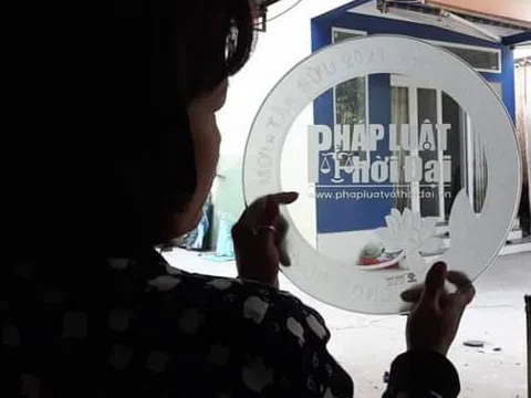 Thớt kính cường lực Phiên bản dành riêng cho Pháp luật và Thời đại