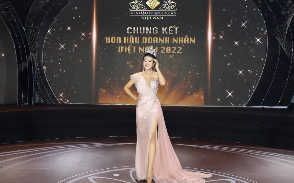 Á hậu Nguyễn Thị Lan Hương diện đầm hồng nổi bật tại Chung kết HHDN Việt Nam 2022