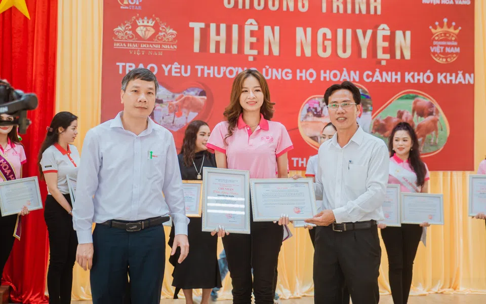 Top 30 HHDN Việt Nam 2022 - Nguyễn Thị Nhiên tham gia trao tặng bò cho hộ gia đình khó khăn tại huyện Hòa Vang