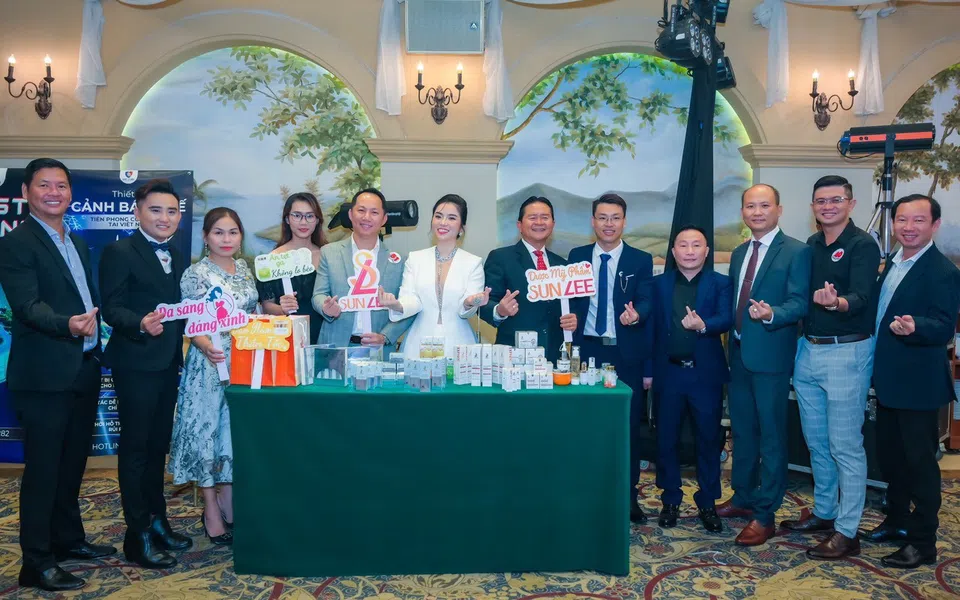 Trúc Ly CEO & Founder Thương hiệu dược mỹ phẩm SUNLEE nhà tài trợ vàng trong sự kiện ra mắt lớp CEO93