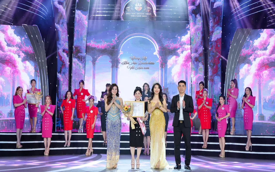 Hoa hậu Doanh nhân Việt Nam 2024 thí sinh Phạm Thị Thu Hà xuất sắc dành được giải thưởng người đẹp truyền thông