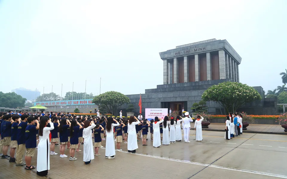 Hà Nội: Trường Tiểu học và THCS Xanh Tuệ Đức tổ chức Lễ báo công dâng Bác và Kết nạp Đoàn - Đội